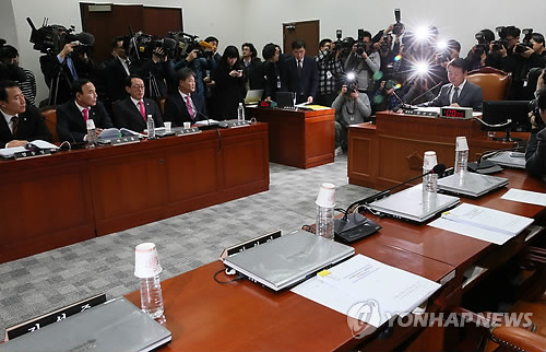 한선교 위원장이 12일 국회 이완구 국무총리 후보자에 대한 인사청문특별위원회에서 야당이 불참한 가운데 청문경과보고서를 채택하고 있다.