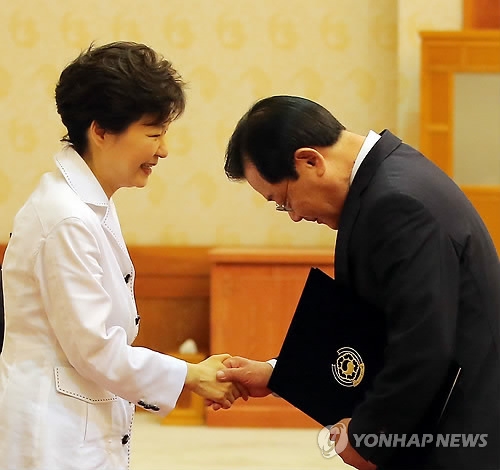 박근혜 대통령이 27일 오후 신임 청와대 비서실장에 이병기 국정원장을 내정했다. 사진은 지난해 7월 국정원장 임명장 수여식에서의 모습.