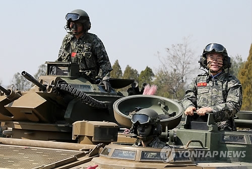 새정치민주연합 문재인 대표(오른쪽)가 25일 경기도 김포시 해병대 2사단 제3165부대를 방문, 수륙양용 장갑차를 타고 훈련체험을 하고 있다.