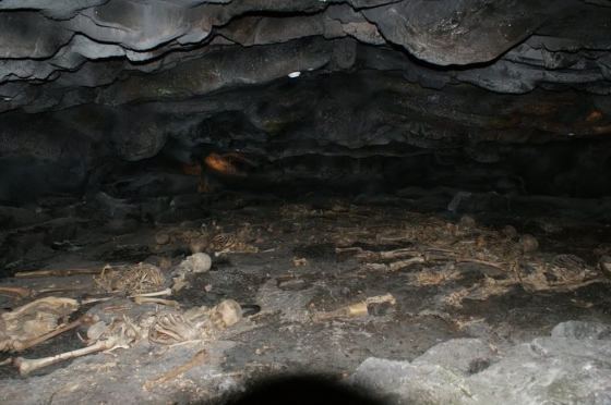 동굴에 그대로 누운 유골들