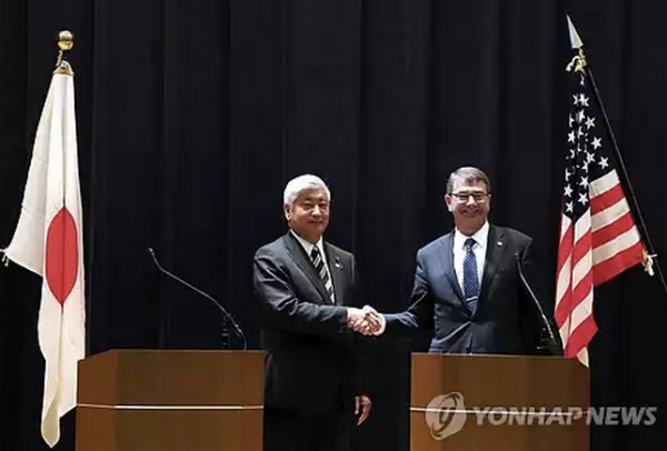 애슈턴 카터 미국 국방장관(오른쪽)과 나카타니 겐 일본 방위상이 8일(현지시간) 도쿄의 일본 방위성에서 회담을 마친 뒤 악수를 나누고 있다.