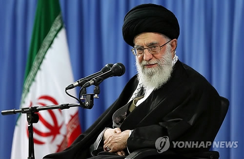 아야톨라 세예드 알리 하메네이 이란 최고지도자가 9일(현지시간) 테헤란에서 열린 한 행사에서 연설하고 있다. 핵협상 잠정 타결 뒤 침묵을 지키던 하메네이는 이날 공식 트위터를 통해 