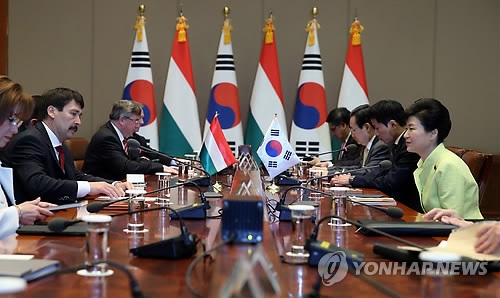 박근혜 대통령과 야노쉬 아데르 헝가리 대통령이 14일 오전 청와대에서 정상회담을 하고 있다.