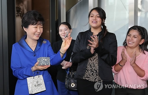 박근혜 대통령이 19일 오후(현지시간) 페루 리마 한 호텔에서 현지 K팝 동호회 대표들로 부터 선물을 받고 있다.