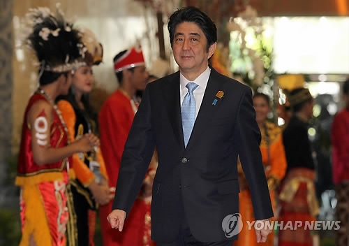 아베 신조 일본 총리가 22일(현지시간) 인도네시아 자카르타에서 열린 제16차 아시아·아프리카 정상회의에 참석하고 있다. 
