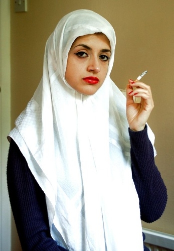 흰색 히잡을 착용한 이슬람 여성 