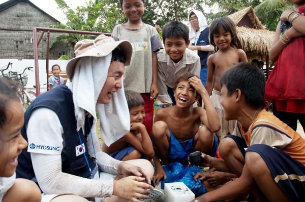 2011년 8월 캄보디아를 방문한 효성 블루챌린저가 적정기술을 활용해 마을어린이들과 함께 사탕수수 부산물로 숯을 만들고 있다. (사진 : 효성 홍보실 제공) 
