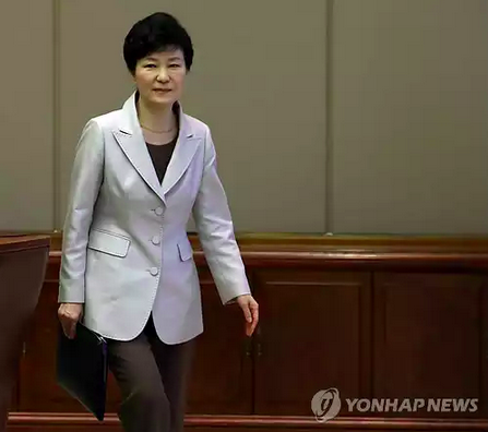 남미 순방 이후 건강 악화로 안정을 취해온 박근혜 대통령이 4일 오전 청와대에서 열린 수석비서관회의에 참석, 회의장에 입장하고 있다.