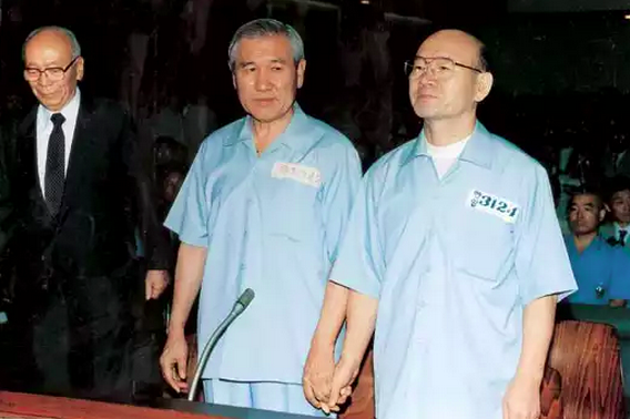 김영삼 집권 후 전두환은 사형, 노태우는 징역 22년을 선고받았으나 임기 말 특별사면 받았다. 