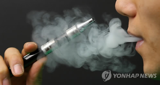 담뱃값 인상을 앞두고 전자담배 판매가 급증하고 있다. 25일 온라인쇼핑사이트 G마켓(www.gmarket.co.kr)에 따르면 이달 들어 22일까지 전자담배 판매량은 작년 같은 기간의 17.14배(증가율 1,614%)에 달했다. 최근 한달(11월 23일~12월 22일)을 따져도 증가율은 무려 1,488%(15.88배)로 집계됐다. 26일 오후 서울 종로구의 한 전자담배 판매점에서 관계자가 전자담배를 시연하고 있다. 2014.12.26