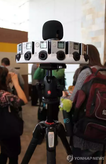  구글이 가상현실(VR) 플랫폼 '점프'(Jump)를 공개하고 액션 카메라 업체 '고프로'(GoPro)와 제휴키로 했다고 발표했다. 사진은 28일(현지시간) 샌프란시스코 모스코니 센터 서관에서 개막한 '구글 I/O 2015' 전시장에 공개된 고프로의 신제품 VR 카메라 '어레이'로, 16대의 카메라로 전방위 입체 영상을 촬영해서 이를 하나의 입체영상 파일로 결합하는 기능을 지니고 있다.