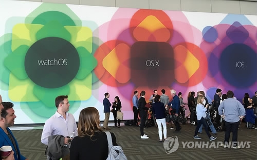 전세계 시가총액 제1위 기업인 애플이 8일(현지시간) 개막하는 세계개발자회의(WWDC) 2015에서 스마트시계 애플 워치를 위한 '워치OS'를 발표할 것으로 예상된다. 이날 개막 전 행사장에 '워치OS'라는 문구가 데스크톱용 OS X와 모바일용 iOS와 함께 걸려 있다. 