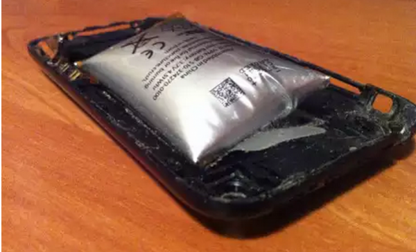 폭발한 스마트폰의 잔해 (보도 사례와 관계 없음)