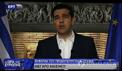 알렉시스 치프라스 그리스 총리가 27일(현지시간) 아테네에서 TV로 생중계된 긴급 연설을 통해 국제채권단이 제시한 구제금융 방안을 다음달 5일 국민투표에 부치겠다고 발표하고 있다.