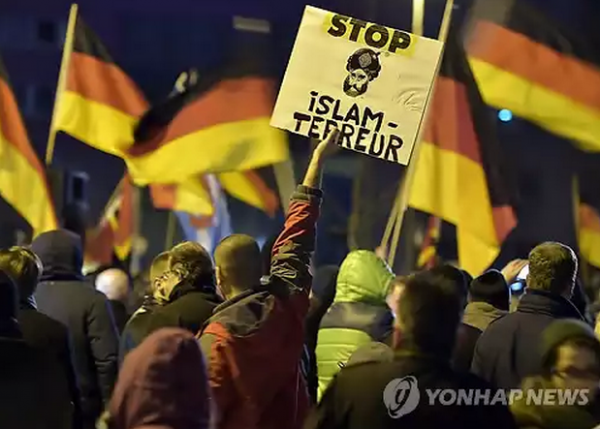 이슬람 테러리즘 혐오 시위에 참석한 독일 시민들 
