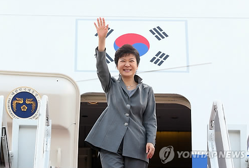 순방 마치고 돌아온 박근혜 대통령 