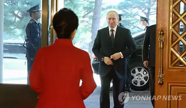 지난 2013년 한국에서 열린 한-러 정상회담에 참석한 푸틴 대통령을 영접하는 박근혜 대통령 