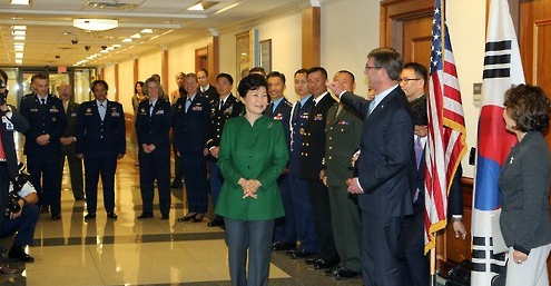 15일, 박근혜 대통령이 미국 워싱턴 펜타곤에서 한미장병과 대화하고 있다 