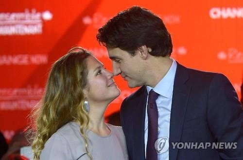 총선 결과 발표 후 당선의 기뿜을 나누는 쥐스탱 트뤼도 캐나다 총리와 그의 아내 