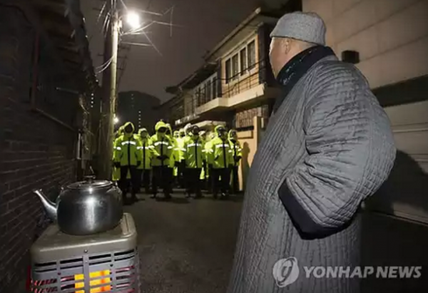 사진은 2015년 1월 25일 총무원장 퇴진을 둘러싸고 오랫동안 내분을 겪어온 태고종에서 총무원 측과 반대파 비상대책위원회(비대위)의 물리적 충돌이 발생한 가운데 출입이 통제된 서울 종로구 태고종 중앙회 앞에 한 스님이 서 있는 모습 