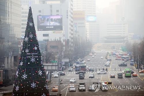 서울의 미세먼지 농도가 나쁨 수준을 보이고 있는 24일 오전 서울 중구 세종대로가 뿌옇게 보이고 있다. 2015.12.24 