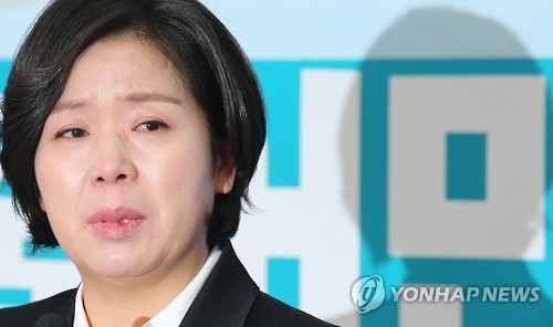 삼성전자 최초의 고졸 출신 여성 임원인 양향자 메모리사업부 플래시 개발실 상무가 12일 오전 국회 더불어민주당 당대표회의실에서 입당 인사말을 하며 북받친 눈물을 흘리고 있다. 