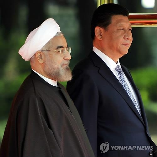 2014년 5월 중국을 찾은 로하니 이란 대통령(왼쪽)이 시진핑 중국 국가주석과 나란히 걸어가고 있다.