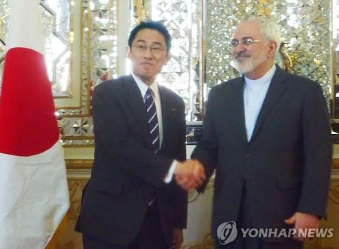 2015년 10월, 악수를 나누는 기시다 후미오(岸田文雄, 왼쪽) 일본 외무상과 모하마드 자바드 자리프 이란 외무장관이