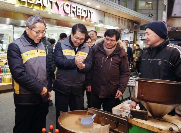 ▲농산물 가게에 들러 갓 볶은깨를 맛보고 있는 모습. 사진은 왼쪽부터 두번째 진웅섭 금융감독원장, 왼쪽 첫번째 KB국민은행 윤종규 은행장, 왼쪽 세번째 망원시장 서정래 상인회장의 모습. KB국민은행 26일, 설 명절을 앞두고 전통시장을 활성화하고 어려운 이웃에게 사랑을 전하기 위해 금융감독원, 국제구호단체 기아대책과 함께 서울 마포구에 위치한 망원시장에서 설맞이‘전통시장 사랑나눔’행사를 가졌다. (사진 : KB국민은행 제공)