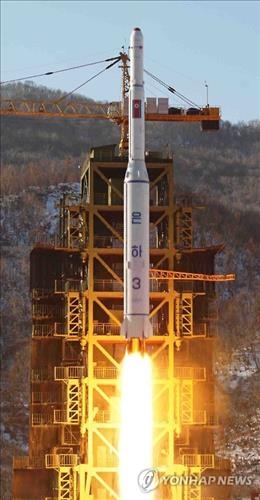 북한 조선중앙통신이 지난 2012년 12월 보도한 평안북도 철산군 동창리에서 발사되고 있는 북한 장거리 로켓 은하3호. 