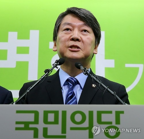 국민의당 안철수 공동대표가 11일 서울 마포 당사에서 열린 기자회견에서 당에서 발의할 1호 법안의 내용을 발표하고 있다.