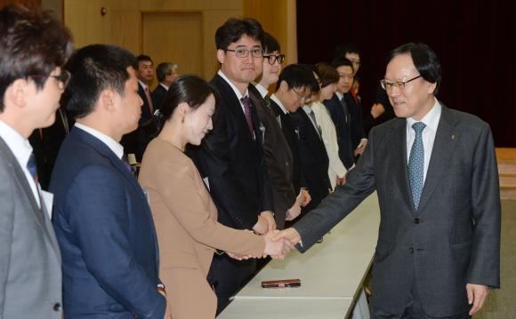 ▲NH농협금융지주 김용환 회장(오른쪽)이 24일 농협은행 신관에서 열린 「NH미래혁신리더 발대식」에서 직원들과 악수를 하고 있다. (사진 : NH농협금융지주 제공)