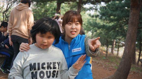 ▲지난 8일 효성 그룹 계열사인 효성중공업 임직원들이 서울정문학교 학생들의 산행을 돕는 봉사활동을 실시했다. (사진 : 효성 제공)