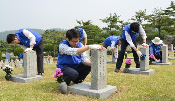 ▲효성 임직원들이 호국보훈의 달을 앞두고 국립현충원에서 묘역정화활동을 하고 있다. (사진 : 효성 제공)