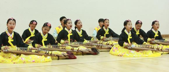 

▲병창 부문 대상을 수상한 수왕초등학교 향음 팀이 청산별곡을 선보이고 있다.

