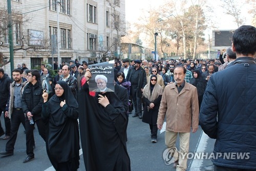 이란 개혁.중도파의 거물급 정치인인 아크바르 하셰미 라프산자니의 장례식이 10일(현지시간) 오전 테헤란대학교과 일대 거리에서 열렸다. 그는 8일 심장마비로 사망했다. 그의 지지자들이 사진을 들고 추모하며 행진하고 있다. 2017.1.10