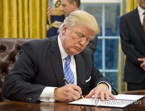 트럼프 'TPP탈퇴' 행정명령 서명