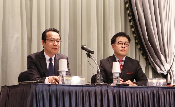 

▲이랜드그룹 이규진 CFO(사진 왼쪽)와 김보걸 자금본부장(사진 오른쪽)

