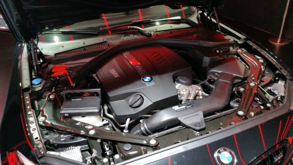 




▲'2018부산국제모터쇼' BMW 부스에 전시된 'M2 에디션 블랙 새도우' 엔진 룸<사진=박성민 기자>

