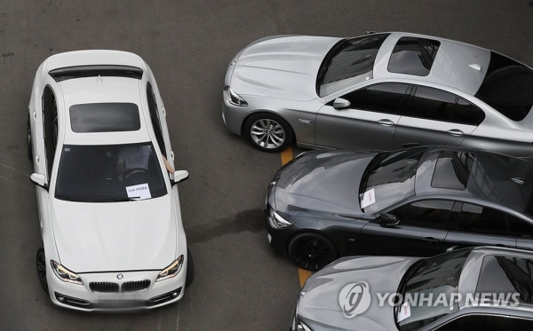 ▲지난 13일 오전, 서울 시내 한 BMW서비스센터에서 한 차량이 안전점검을 받기 위해 이동하고 있다.<사진=연합뉴스>