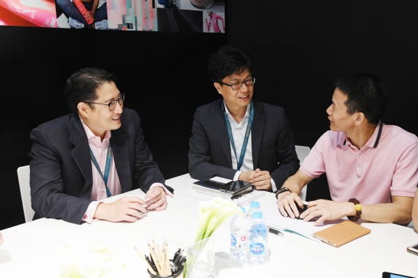 
▲조현준 회장은 마니폼, 안타, 이션 등 중국 의류시장 1, 2위 브랜드 관계자를 만나 협력방안을 논의했다.

