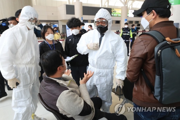 9일 오후 제주국제공항에서 제주지방경찰청 공항경찰대 주관으로 무단 이탈한 코로나19 자가격리자를 재격리하는 모의 훈련이 열리고 있다.