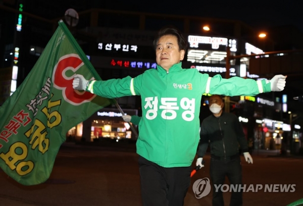 정동영 민생당 전주병 국회의원 후보가 총선을 이틀 앞둔 13일 오후 전북 전주시 덕진구 한 사거리에서 선거 유세를 하고 있다. 2020.4.13