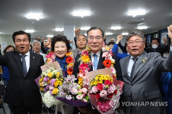 15일 오후 전남 담양함평영광장성 선거구에 출마한 더불어민주당 이개호 후보가 당선이 확실시되자 꽃다발을 건네받고 기념촬영을 하고 있다.