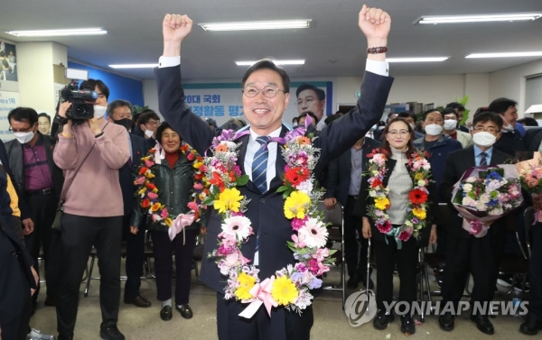 제21대 국회의원 선거일인 15일 오후 더불어민주당 위성곤 서귀포 후보가 제주 서귀포시 동홍동 선거 사무실에서 당선이 유력하다는 소식에 환호하고 있다. 2020.4.15