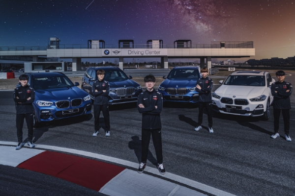 SK텔레콤 T1 LoL팀 선수들이 인천 영종도 BMW드라이빙센터에서 BMW 최신형 차량 앞에서 포즈를 취하고 있다. `페이커` 이상혁 선수(가운데). [사진 제공 = SK텔레콤]