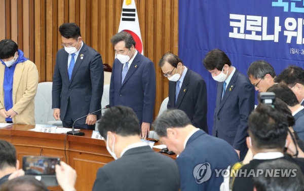 더불어민주당 이낙연-이해찬 상임선대위원장과 이인영 공동선대위원장 등이 16일 오전 서울 여의도 국회에서 열린 대한민국미래준비선거대책위원회의에서 세월호 참사 6주기 희생자를 추모하는 묵념을 하고 있다.