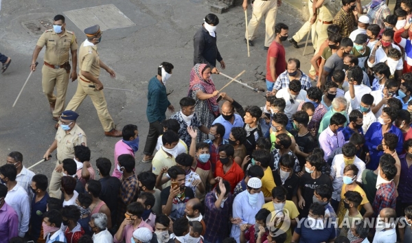 14일 인도 뭄바이에서 이동제한령 연장에 항의하는 이주 노동자들과 집회 해산을 시도하는 현지 경찰.