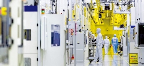 삼성전자 근로자들이 경기 화성캠퍼스 반도체 생산라인 클린룸에서 반도체 장비를 점검하고 있다. 삼성전자 제공