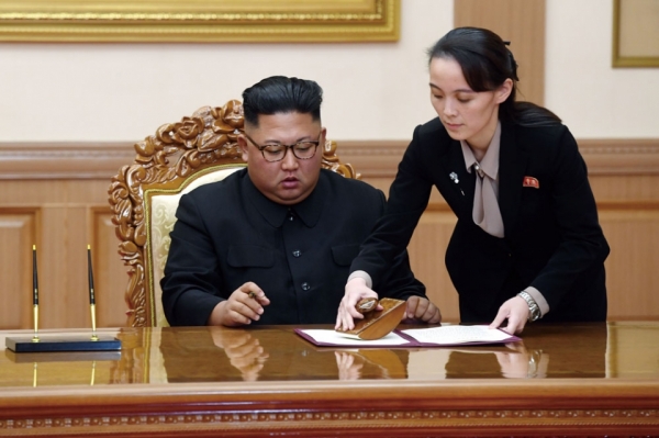 김정은 국무위원장이 2018년 9월19일 평양공동선언 합의문에 서명하고 있다. 오른쪽은 김여정 노동당 제1부부장 ⓒ연합뉴스